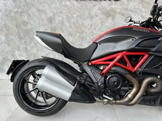 DUCATI-DIAVEL CARBON-2013