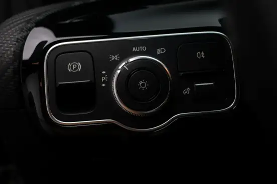 MERCEDES-BENZ-A 200-2019