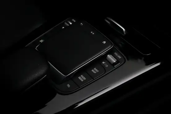 MERCEDES-BENZ-A 200-2019