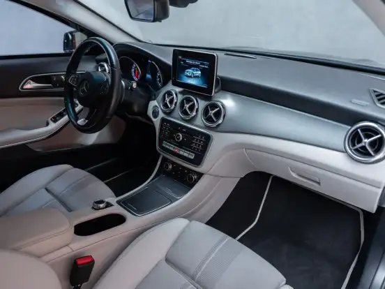 MERCEDES-BENZ-GLA 200-2018