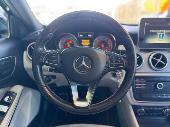 MERCEDES-BENZ-GLA 200-2016