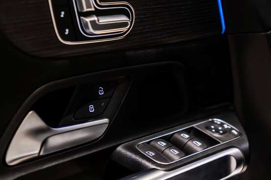 MERCEDES-BENZ-GLB 220-2024