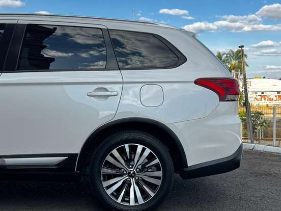 MITSUBISHI-OUTLANDER-2019