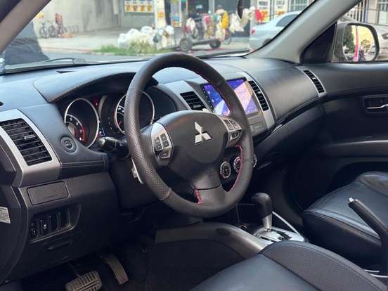 MITSUBISHI-OUTLANDER-2011