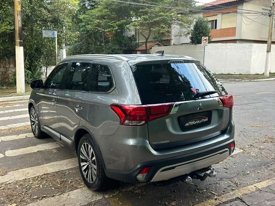MITSUBISHI-OUTLANDER-3.0 MIVEC V6 GASOLINA HPE-S AWD AUTOMÁTICO MITSUBISHI-OUTLANDER-2018
