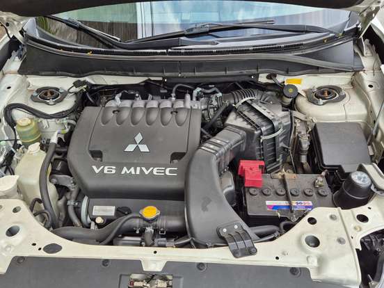 MITSUBISHI-OUTLANDER-2011