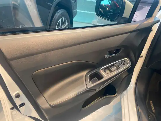 NISSAN-VERSA-2023
