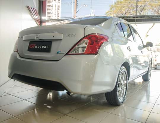 NISSAN-VERSA-2017