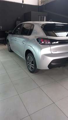PEUGEOT-208-2021