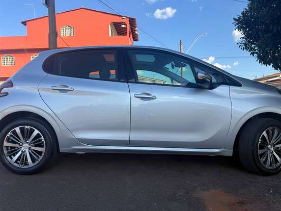 PEUGEOT-208-2018