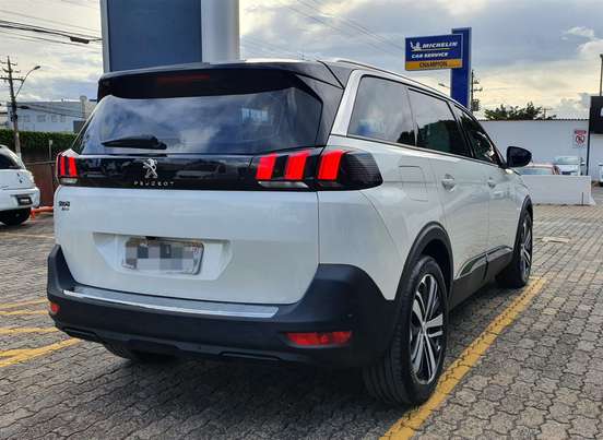 PEUGEOT-5008-2018