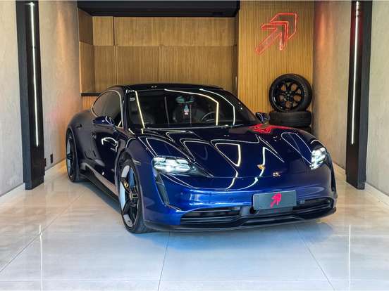 PORSCHE-TAYCAN-2020