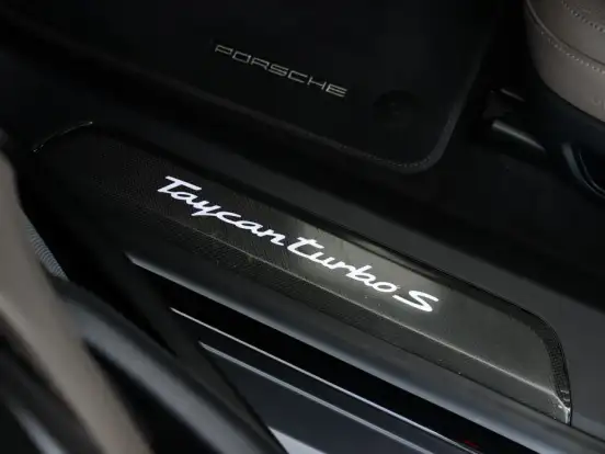 PORSCHE-TAYCAN-TURBO S ELÉTRICO PORSCHE-TAYCAN-2020