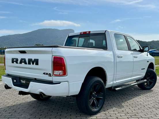 RAM-CLASSIC-5.7 V8 GASOLINA LARAMIE NIGHT EDITION CD 4X4 AUTOMÁTICO RAM-CLASSIC-2022