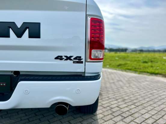 RAM-CLASSIC-5.7 V8 GASOLINA LARAMIE NIGHT EDITION CD 4X4 AUTOMÁTICO RAM-CLASSIC-2022