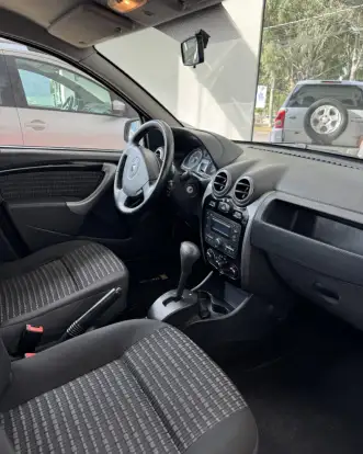 RENAULT-SANDERO-2012