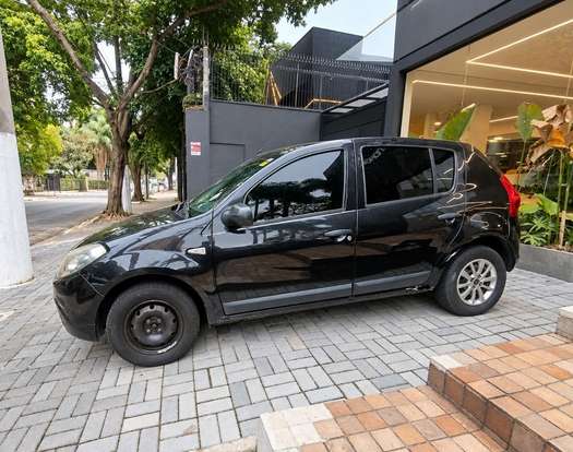RENAULT-SANDERO-2010