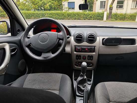 RENAULT-SANDERO-2010