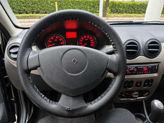 RENAULT-SANDERO-2010