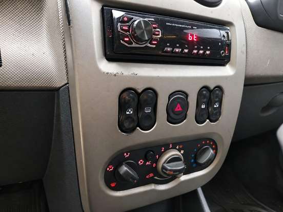 RENAULT-SANDERO-2010