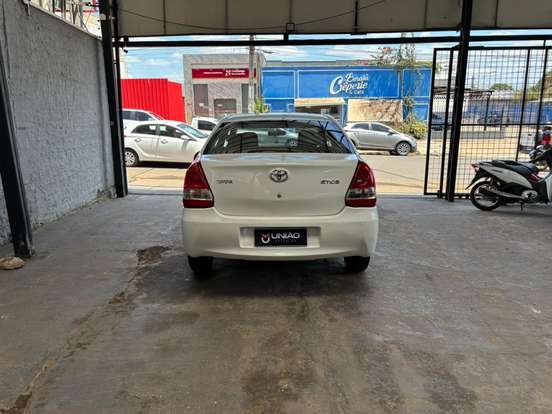 TOYOTA-ETIOS-2015