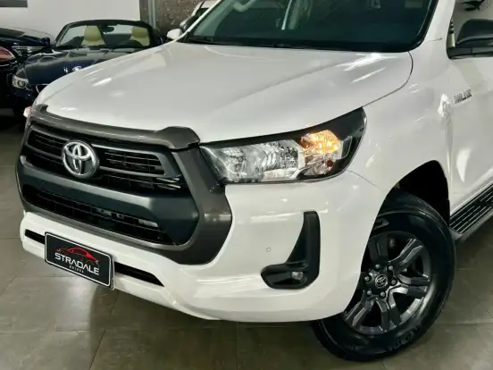 TOYOTA-HILUX-2.8 D-4D TURBO DIESEL CD SR 4X4 AUTOMÁTICO TOYOTA-HILUX-2022