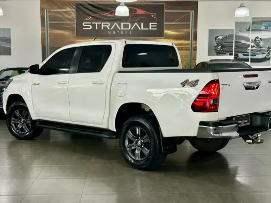 TOYOTA-HILUX-2.8 D-4D TURBO DIESEL CD SR 4X4 AUTOMÁTICO TOYOTA-HILUX-2022