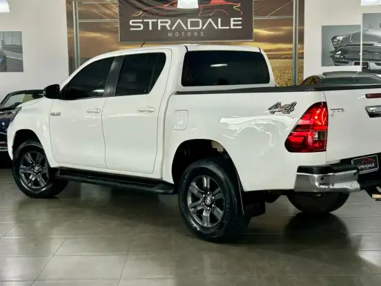 TOYOTA-HILUX-2022