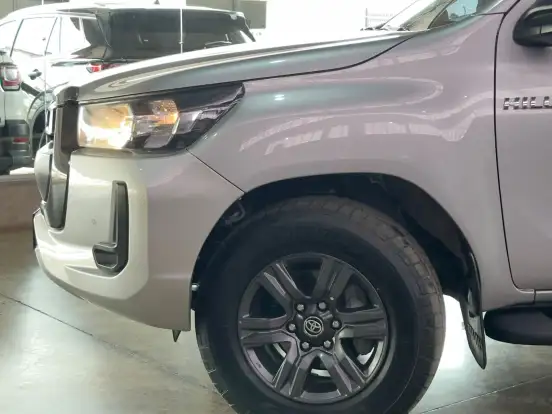 TOYOTA-HILUX-2.8 D-4D TURBO DIESEL CD SR 4X4 AUTOMÁTICO TOYOTA-HILUX-2023