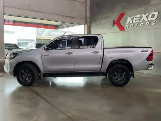 TOYOTA-HILUX-2.8 D-4D TURBO DIESEL CD SR 4X4 AUTOMÁTICO TOYOTA-HILUX-2023