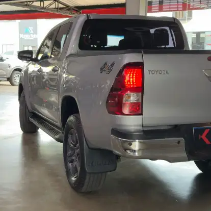 TOYOTA-HILUX-2023