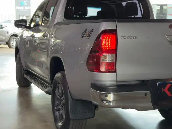 TOYOTA-HILUX-2.8 D-4D TURBO DIESEL CD SR 4X4 AUTOMÁTICO TOYOTA-HILUX-2023