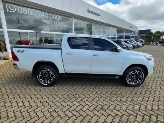 TOYOTA-HILUX-2.8 D-4D TURBO DIESEL CD SRX 4X4 AUTOMÁTICO TOYOTA-HILUX-2020
