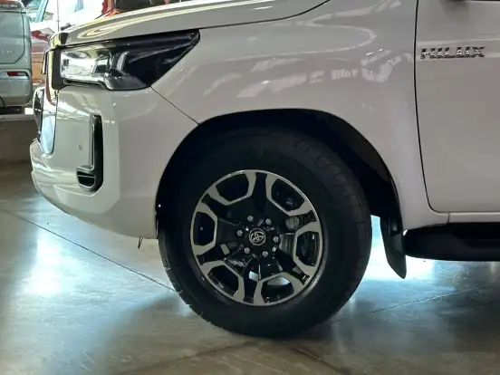 TOYOTA-HILUX-2.8 D-4D TURBO DIESEL CD SRX 4X4 AUTOMÁTICO TOYOTA-HILUX-2023