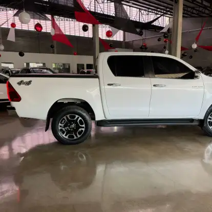 TOYOTA-HILUX-2.8 D-4D TURBO DIESEL CD SRX 4X4 AUTOMÁTICO TOYOTA-HILUX-2023