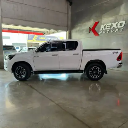 TOYOTA-HILUX-2.8 D-4D TURBO DIESEL CD SRX 4X4 AUTOMÁTICO TOYOTA-HILUX-2023