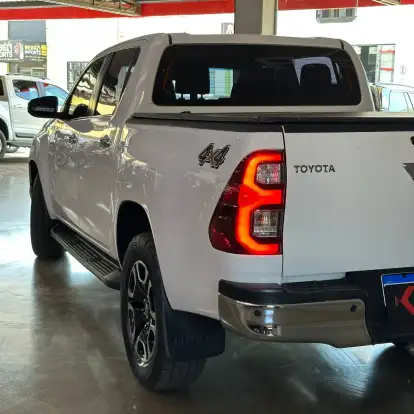 TOYOTA-HILUX-2023