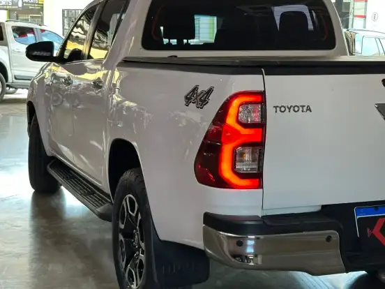TOYOTA-HILUX-2.8 D-4D TURBO DIESEL CD SRX 4X4 AUTOMÁTICO TOYOTA-HILUX-2023