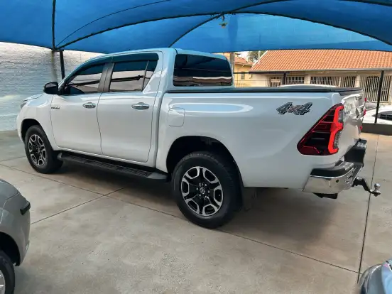 TOYOTA-HILUX-2023