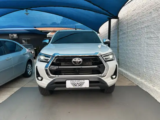 TOYOTA-HILUX-2.8 D-4D TURBO DIESEL CD SRX 4X4 AUTOMÁTICO TOYOTA-HILUX-2023