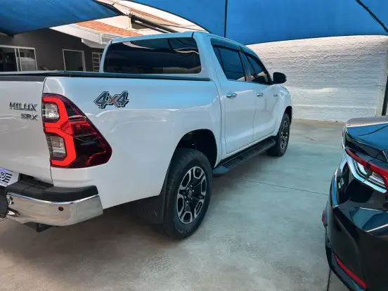 TOYOTA-HILUX-2.8 D-4D TURBO DIESEL CD SRX 4X4 AUTOMÁTICO TOYOTA-HILUX-2023