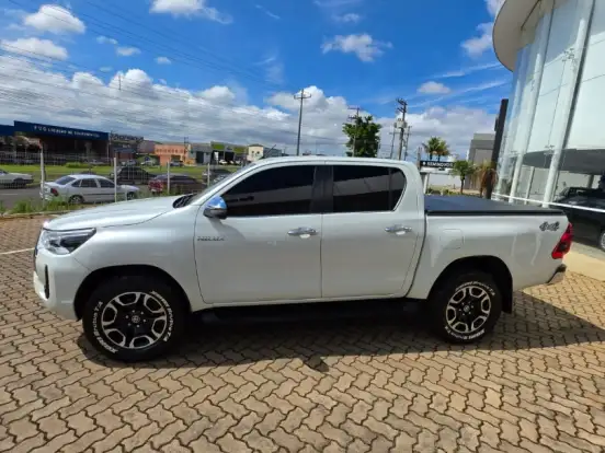 TOYOTA-HILUX-2.8 D-4D TURBO DIESEL CD SRX 4X4 AUTOMÁTICO TOYOTA-HILUX-2020