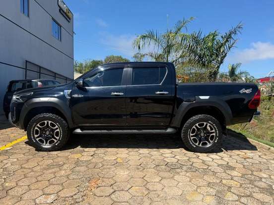 TOYOTA-HILUX-2023