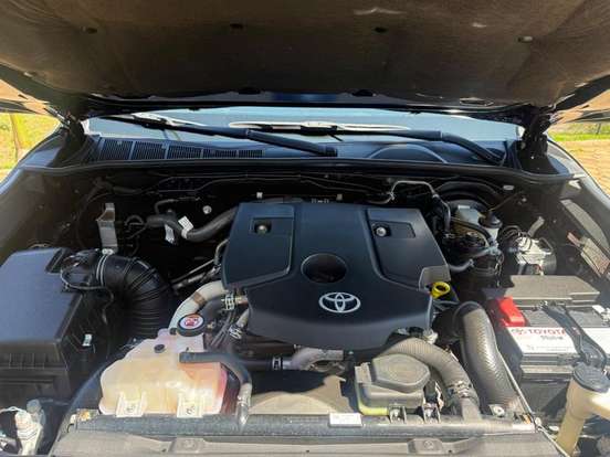 TOYOTA-HILUX-2023