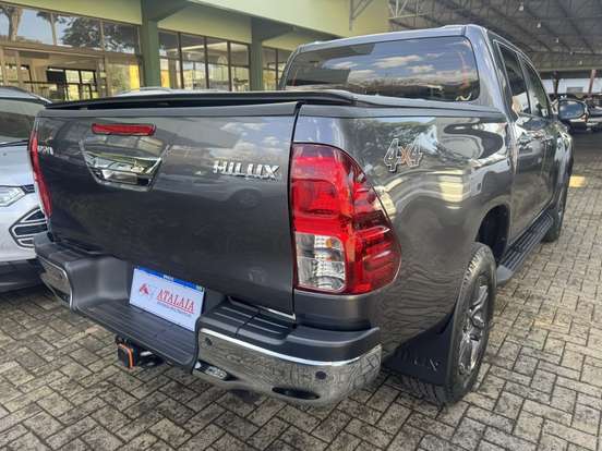 TOYOTA-HILUX-2022
