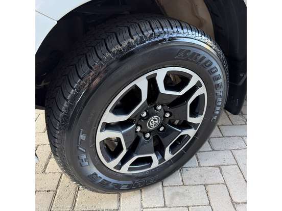 TOYOTA-HILUX-2.8 D-4D TURBO DIESEL CD SRV 4X4 AUTOMÁTICO TOYOTA-HILUX-2023