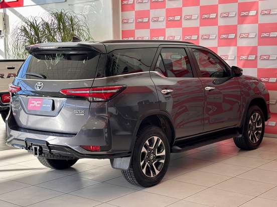 TOYOTA-HILUX-2.8 D-4D TURBO DIESEL CD SRX 4X4 AUTOMÁTICO TOYOTA-HILUX-2024