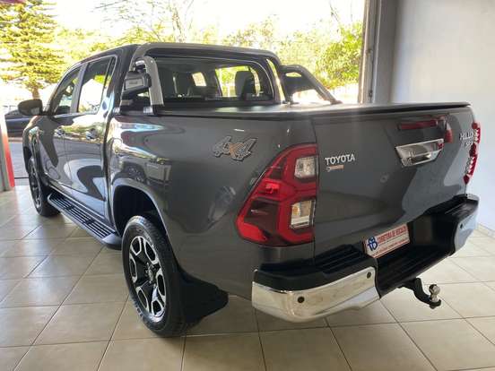 TOYOTA-HILUX-2.8 D-4D TURBO DIESEL CD SRX 4X4 AUTOMÁTICO TOYOTA-HILUX-2023