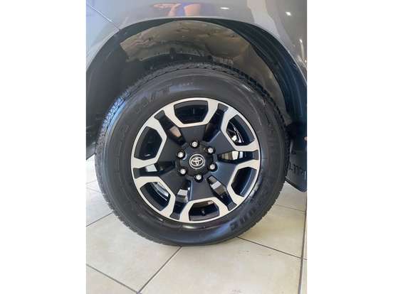 TOYOTA-HILUX-2.8 D-4D TURBO DIESEL CD SRX 4X4 AUTOMÁTICO TOYOTA-HILUX-2023