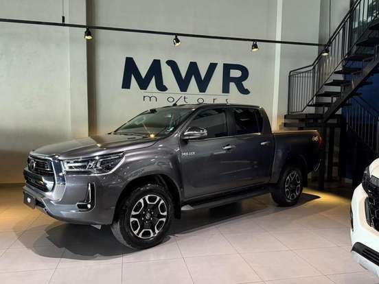 TOYOTA-HILUX-2.8 D-4D TURBO DIESEL CD SRX 4X4 AUTOMÁTICO TOYOTA-HILUX-2023